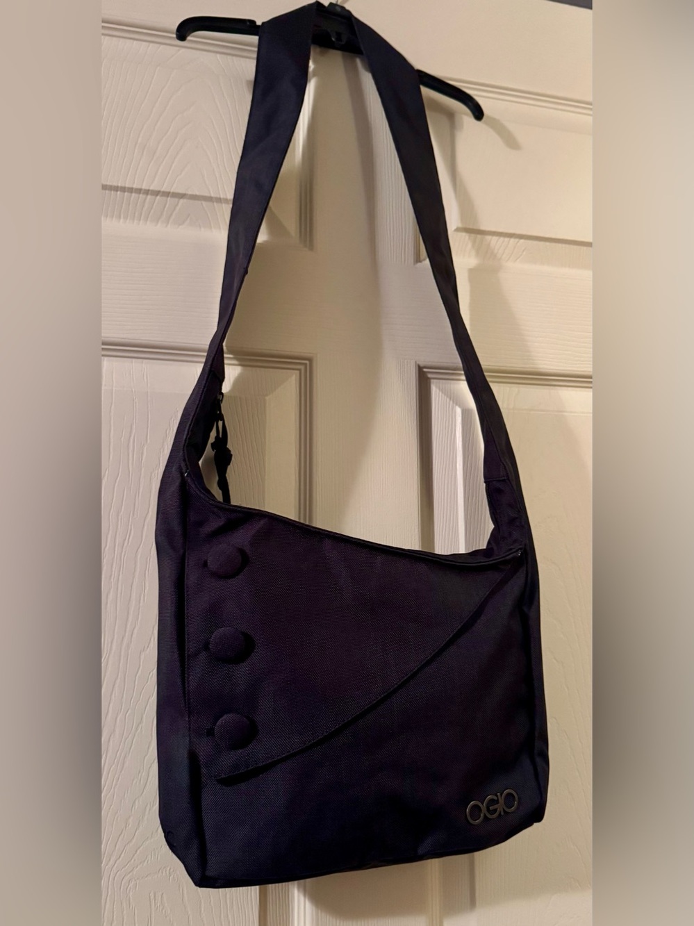 OGIO Black Messenger Bag with Button Accent NWT - Picture 2 of 4